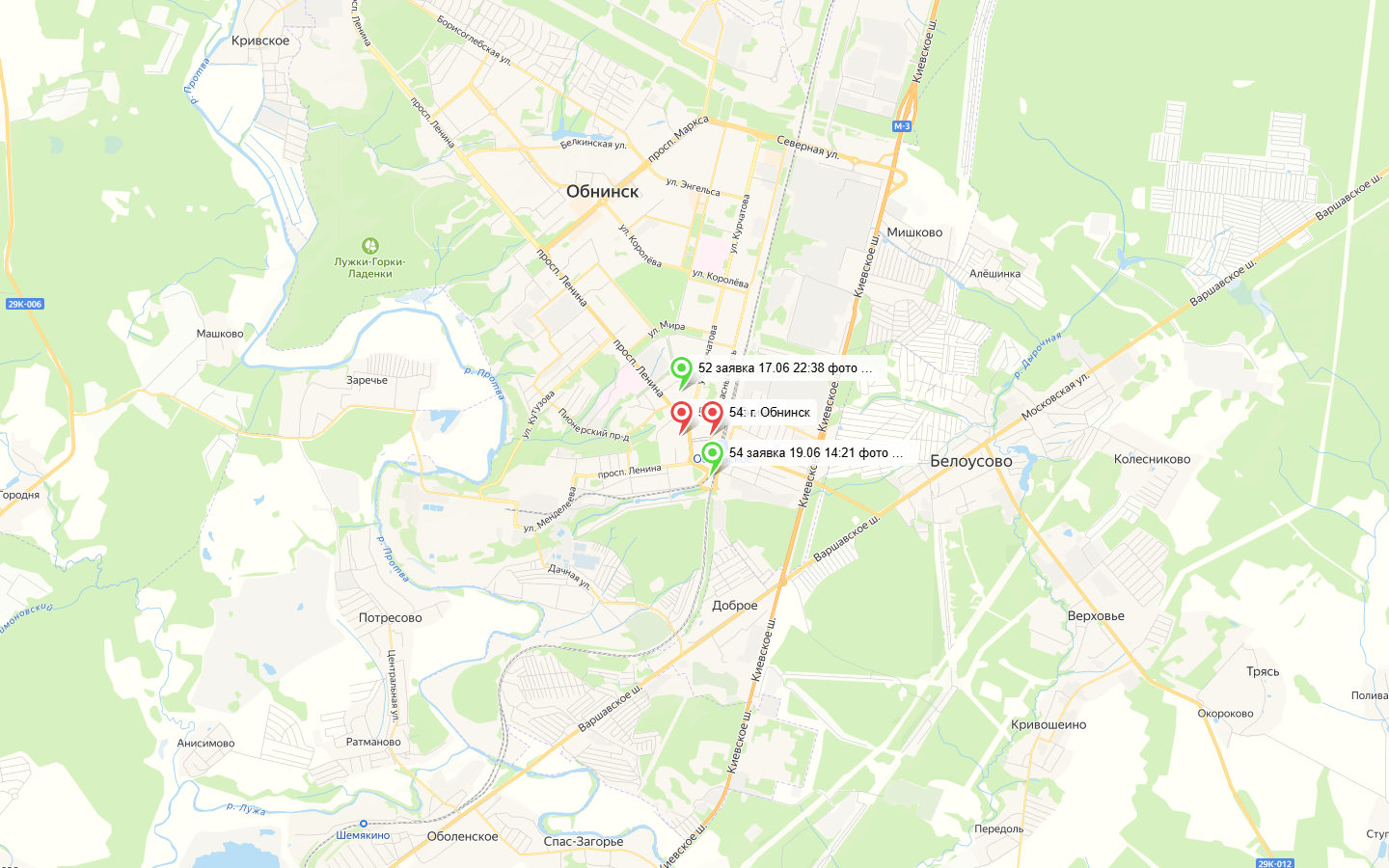карта прибытия: точка съёмки фото и адрес заявки показаны метками в одном городе на небольшом расстоянии — наглядно видно расхождение геопозиции